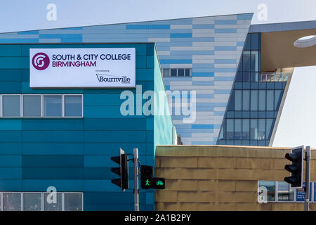 Un détail de la mosaïque de couleurs et de design moderne angulaire Bournville College - South & City College, Longbridge, Birmingham. Banque D'Images