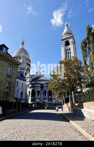 Retour, vue de côté de la basilique de Sacré Coeur et bell, Montmartre, Paris, France. Banque D'Images