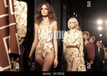 Paris, France. 25 Septembre, 2019. Un modèle tient à la passerelle au cours de Guy Laroche's show dans le cadre de la présentation de la collection printemps-été 2020 Prêt-à-porter lors de la Fashion Week de Paris à Paris le mercredi 25 septembre 2019. Photo par Eco Clement/UPI UPI : Crédit/Alamy Live News Banque D'Images