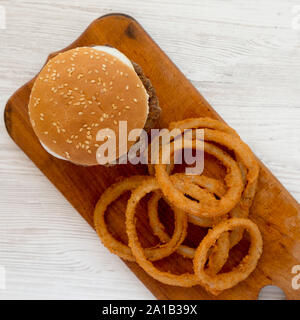 Des limaces Mississippi hamburgers avec des oignons sur une surface en bois blanc, vue du dessus. Mise à plat, à partir de ci-dessus, les frais généraux. Banque D'Images