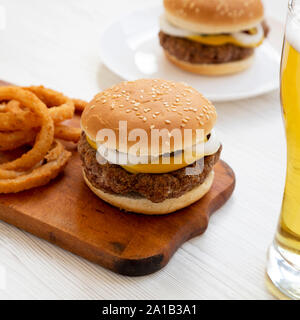 Des limaces Mississippi Burger avec des oignons et un verre de bière froide, low angle view. Close-up. Banque D'Images