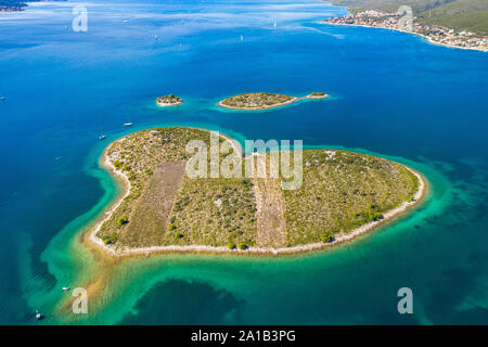 Belle île en forme de coeur de Galesnjak près de Zadar en Dalmatie, Croatie, vue aérienne de drone Banque D'Images