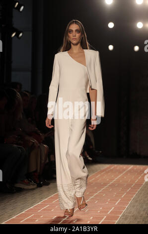 Paris, France. 25 Septembre, 2019. Un modèle tient à la passerelle au cours de Guy Laroche's show dans le cadre de la présentation de la collection printemps-été 2020 Prêt-à-porter lors de la Fashion Week de Paris à Paris le mercredi 25 septembre 2019. Photo par Eco Clement/UPI UPI : Crédit/Alamy Live News Banque D'Images