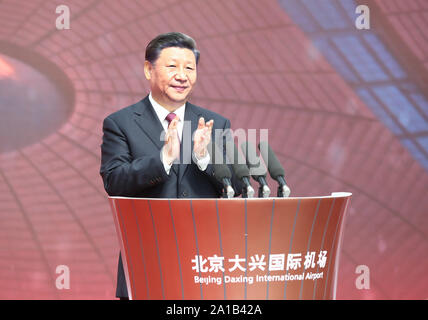 Beijing, Chine. 25 Septembre, 2019. Le président chinois Xi Jinping, également secrétaire général du Parti communiste chinois (PCC) et président du Comité central de la Commission militaire centrale, assiste à l'exploitation de l'Aéroport International de Beijing Daxing sur Septembre 25, 2019. Xi a annoncé l'ouverture officielle de l'aéroport et inspecté l'aéroport de plates-formes et de salle d'enregistrement. (Xinhua/Ju Peng) Credit : Xinhua/Alamy Live News Banque D'Images