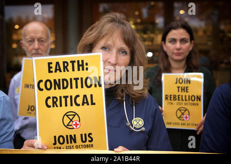 Londres, Royaume-Uni. 25 Septembre, 2019. Les médecins protestent contre la rébellion d'extinction ou collés à eux-mêmes un bâtiment public pour protester contre la menace du changement climatique sur la santé mondiale. Ce groupe de médecins et des professionnels de la santé réclament des actions de la "crise de santé publique imminente résultant des changements climatiques et écologiques ventilation". Credit Gareth Morris/Alamy Live News Banque D'Images