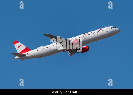 Austrian Airlines Airbus A321 avion de ligne à réaction OE-LBA décollant de l'aéroport de Londres Heathrow, Londres, Royaume-Uni dans le ciel bleu. Européen Banque D'Images