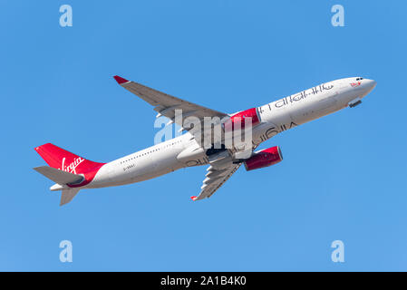 Virgin Atlantic Airways Airbus A330 jet avion de ligne G-VRAY décollant de l'aéroport de Londres Heathrow, Londres, Royaume-Uni dans le ciel bleu Banque D'Images