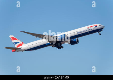 British Airways Boeing 777 avion de ligne à réaction G-STBG décollant de l'aéroport de Londres Heathrow, Londres, Royaume-Uni dans le ciel bleu sur un voyage long courrier Banque D'Images