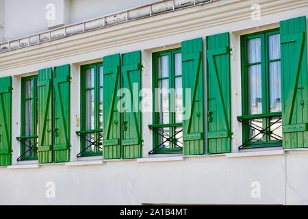 Volets verts lumineux cadre reflétant les toits de zinc de Paris, France à Montmartre. Banque D'Images
