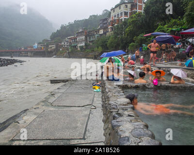 Wulai, Taiwan - 09 octobre, 2016 : piscines publiques avec de l'eau à partir de sources d'eau chaude pendant la journée pluvieuse. Banque D'Images