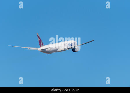 Oneworld Qatar Boeing 777 avion de ligne A7-BAF décollant de l'aéroport de Londres Heathrow, Londres, Royaume-Uni dans un ciel bleu Banque D'Images