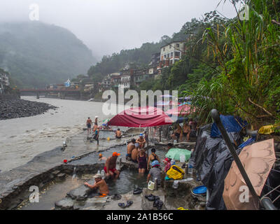 Wulai, Taiwan - 09 octobre, 2016 : piscines publiques avec de l'eau à partir de sources d'eau chaude pendant la journée pluvieuse. Banque D'Images
