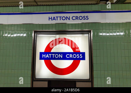 La station de métro Hatton Cross, sur la ligne Piccadilly du métro de Londres train près de Heathrow, Londres, Royaume-Uni. Signe de la station de métro et de tuiles. Hillingdon Banque D'Images