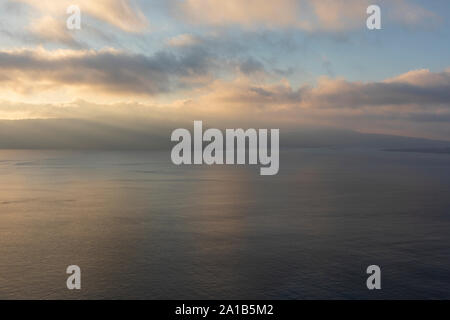 Colorful sunrise sur la caldeira de Santorin en vue d''Oia Banque D'Images