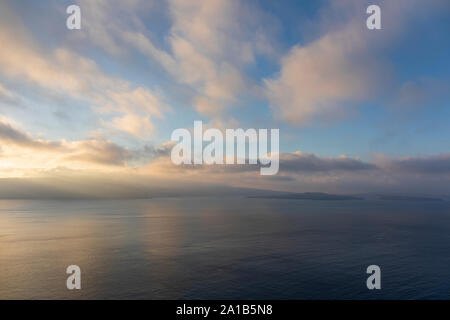 Colorful sunrise sur la caldeira de Santorin en vue d''Oia Banque D'Images