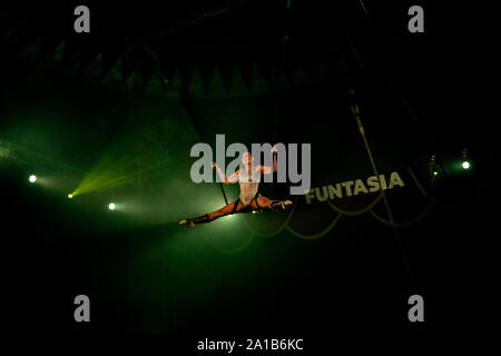 artistes du cirque sous tente dans des spots Banque D'Images