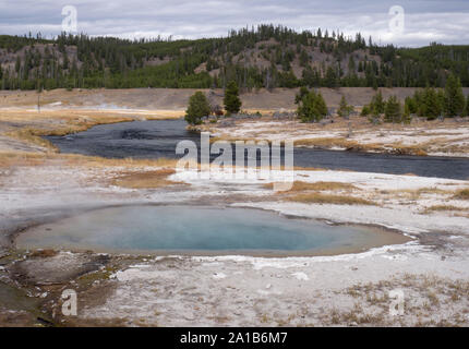 Rivière Firehole et zone géothermique, Midway Geyser Basin, Parc National de Yellowstone, Wyoming, USA Banque D'Images