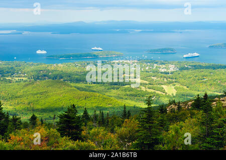 Les navires de croisière dans la baie Frenchman, Bar Harbor, Maine, vu du haut de Cadillac Mountain, parc national d'Acadia. Banque D'Images