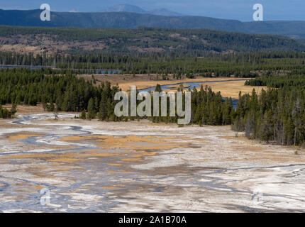 Zone géothermique, Midway Geyser Basin, Parc National de Yellowstone, Wyoming, USA Banque D'Images