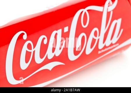 Allemagne - 25 septembre 2019 : le logo Coca cola boissons soda close up on peut avec focus sélectif sur fond blanc Banque D'Images