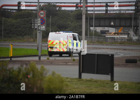 Port Talbot, Pays de Galles, Royaume-Uni. Le mercredi 25 septembre 2019 un véhicule de police à la Tata Steel Works à Port Talbot, Pays de Galles du Sud après un travailleur à l'usine a été tué dans un accident industriel. Les Services d'urgence, y compris une ambulance d'air ont été transportés sur le site pour faire face à la situation mais la police de Nouvelle-Galles du Sud, a confirmé le décès, a décrit l'accident comme un "incident isolé", sans danger pour le public. Le plus proche parent de l'homme a été informé. Crédit photo : Robert Melen/Alamy Live News. Banque D'Images