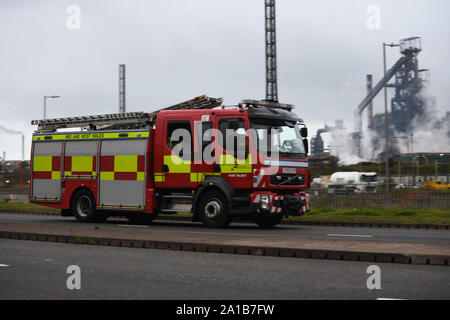 Port Talbot, Pays de Galles, Royaume-Uni. Le mercredi 25 septembre 2019 un incendie moteur quitte le Tata Steel Works à Port Talbot, Pays de Galles du Sud après un travailleur à l'usine a été tué dans un accident industriel. Les Services d'urgence, y compris une ambulance d'air ont été transportés sur le site pour faire face à la situation mais la police de Nouvelle-Galles du Sud, a confirmé le décès, a décrit l'accident comme un "incident isolé", sans danger pour le public. Le plus proche parent de l'homme a été informé. Crédit photo : Robert Melen/Alamy Live News. Banque D'Images