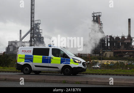 Port Talbot, Pays de Galles, Royaume-Uni. Le mercredi 25 septembre 2019 un véhicule de police à la Tata Steel Works à Port Talbot, Pays de Galles du Sud après un travailleur à l'usine a été tué dans un accident industriel. Les Services d'urgence, y compris une ambulance d'air ont été transportés sur le site pour faire face à la situation mais la police de Nouvelle-Galles du Sud, a confirmé le décès, a décrit l'accident comme un "incident isolé", sans danger pour le public. Le plus proche parent de l'homme a été informé. Crédit photo : Robert Melen/Alamy Live News. Banque D'Images