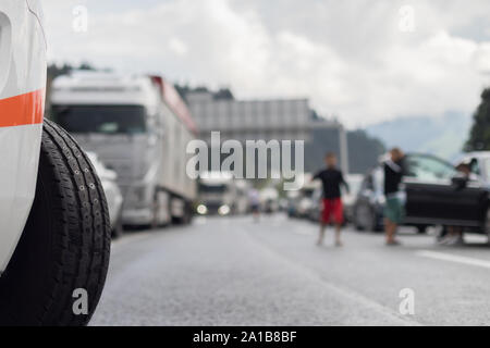 Scène typique sur les autoroutes européennes en été holiadays l'heure de pointe. Un embouteillage de rangées de voitures tue à l'autoroute accident de voiture. Urgence vide Banque D'Images