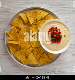 Trempette au fromage fait maison dans un bol, jaune maïs, vue de dessus. Mise à plat, vue d'en haut, d'en haut. Close-up. Banque D'Images