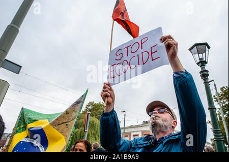 Un manifestant holding a placard tout en soufflant un sifflet pendant la manifestation.Après l'artiste d'Arnhem, Rob Voerman a ouvert une pétition pour sauver l'Amazonie et de cesser d'Bolsonaro ce qui a déjà été signé plus de 8 100 fois, il a organisé une manifestation avec d'autres partisans de La Haye contre la politique du président brésilien, Bolsonaro Jaďr, et contre le traité de libre-échange du Mercosur. Après la démonstration d'une pétition a été offert à l'ambassadeur du Brésil et Sigrid Kaag, ministre du Commerce extérieur et de la coopération au développement. Banque D'Images