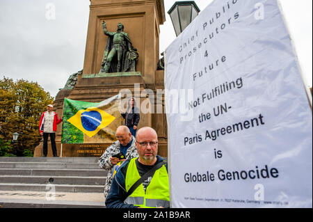 Rob Voerman pendant la manifestation.Après l'artiste d'Arnhem, Rob Voerman a ouvert une pétition pour sauver l'Amazonie et de cesser d'Bolsonaro ce qui a déjà été signé plus de 8 100 fois, il a organisé une manifestation avec d'autres partisans de La Haye contre la politique du président brésilien, Bolsonaro Jaďr, et contre le traité de libre-échange du Mercosur. Après la démonstration d'une pétition a été offert à l'ambassadeur du Brésil et Sigrid Kaag, ministre du Commerce extérieur et de la coopération au développement. Banque D'Images