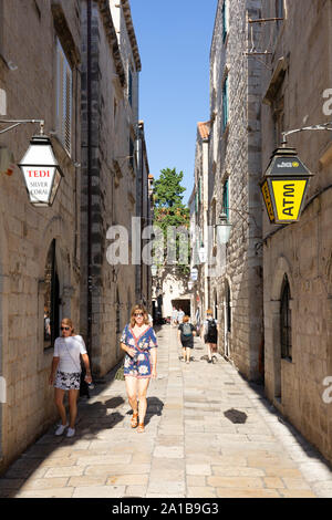 Les touristes de Dubrovnik - touristes marcher dans les rues étroites de la ville médiévale de la vieille ville de Dubrovnik, site classé au patrimoine mondial de l'UNESCO, Dubrovnik, Croatie Europe Banque D'Images