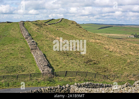 Tronçon du mur d'Hadrien, à l'écart des TCA, Northumberland avec vue vers l'ouest Milecastle 42. Banque D'Images