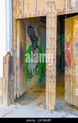 La Havane, Cuba - 2 janvier 2019 : l'intérieur d'un graffiti Métro accueil cubain. Banque D'Images