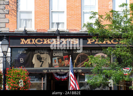 Une boutique qui vend des paraphenalia baseball sur la rue principale à Cooperstown, État de New York, États-Unis Banque D'Images
