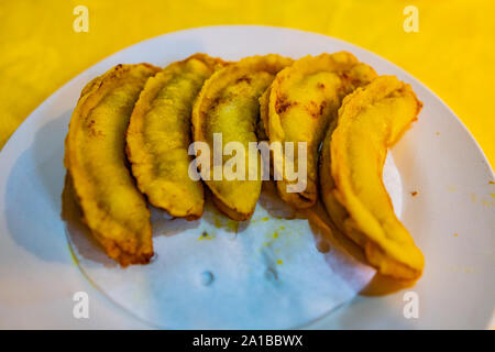 La cuisine chinoise cinq frites fraîchement chaud grasse et croustillante Jiaozi servi sur une plaque blanche Banque D'Images