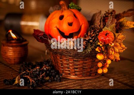 Arrière-plan de fête Halloween vacances décoration concept. Jack o lantern halloween citrouille décoration de table en bois. Bougie allumée, soirée d'automne Banque D'Images
