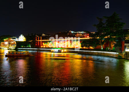 Nanjing Qinhuai River Excursions populaires pour les visiteurs sur place avec les navires de croisière à la fin de nuit Banque D'Images