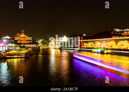 Nanjing Qinhuai River Excursions populaires pour les visiteurs sur place avec les navires de croisière à la fin de nuit Banque D'Images