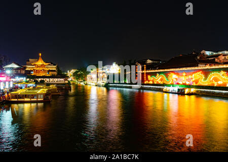 Nanjing Qinhuai River Excursions populaires pour les visiteurs sur place avec les navires de croisière à la fin de nuit Banque D'Images