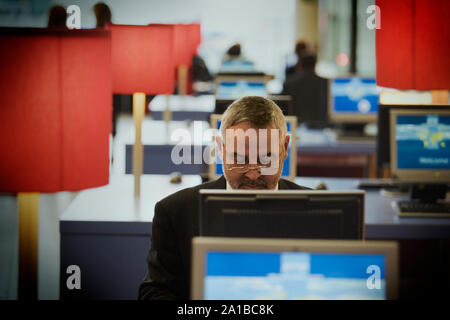 Middle aged businessman travaillant à son ordinateur. Banque D'Images