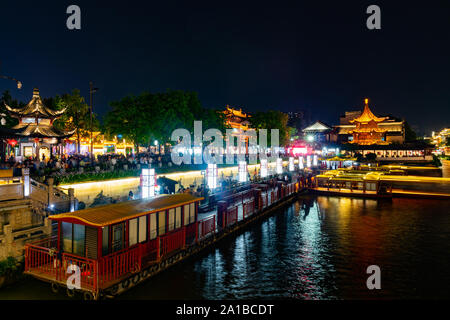 Nanjing Qinhuai River Excursions populaires pour les visiteurs sur place avec les navires de croisière à la fin de nuit Banque D'Images