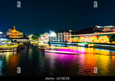 Nanjing Qinhuai River Excursions populaires pour les visiteurs sur place avec les navires de croisière à la fin de nuit Banque D'Images