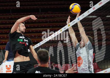 Perugia, Italie, le 25 septembre 2019, SIR SCHIACCIATORE BUCCIARELLI LUCA (CONAD SÉCURITÉ PÉROUSE) SCHIACCIA lors du test Match Sir Safety Pérouse Conad Vs Emma Villas Volley Volley-ball - Serie A italienne Hommes Championnat Superleague - Crédit : LPS/Loris Cerquiglini/Alamy Live News Banque D'Images