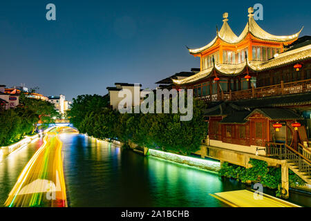 Nanjing Qinhuai River Excursions populaires pour les visiteurs sur place avec les navires de croisière à la fin de nuit Banque D'Images