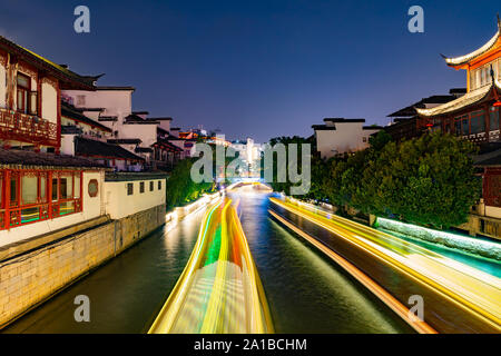 Nanjing Qinhuai River Excursions populaires pour les visiteurs sur place avec les navires de croisière à la fin de nuit Banque D'Images