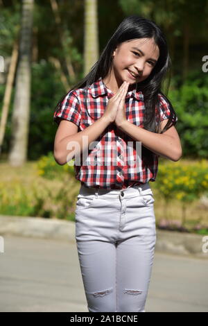 Une jolie fille de la minorité dans la prière Banque D'Images