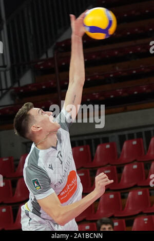 Perugia, Italie, le 25 Sep 2019, YURI ROMANO" (N.17 EMMA VILLAS VOLLEY SIENNE) ALLA BATTUTA au cours de test Match Sir Safety Pérouse Conad Vs Emma Villas Volley Volley-ball - Serie A italienne Hommes Championnat Superleague - Crédit : LPS/Loris Cerquiglini/Alamy Live News Banque D'Images