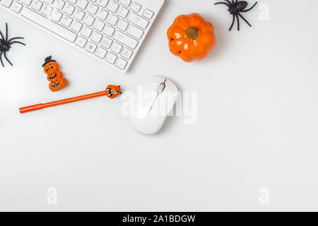Happy Halloween Festival. Espace de travail de bureau télévision jeter Vue supérieure avec copie espace. Banque D'Images