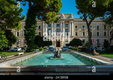 Les bureaux du gouvernement de la province de Pescara. Vue avant de la fontaine par G. Di Prinzio avec sculpture en bronze Banque D'Images
